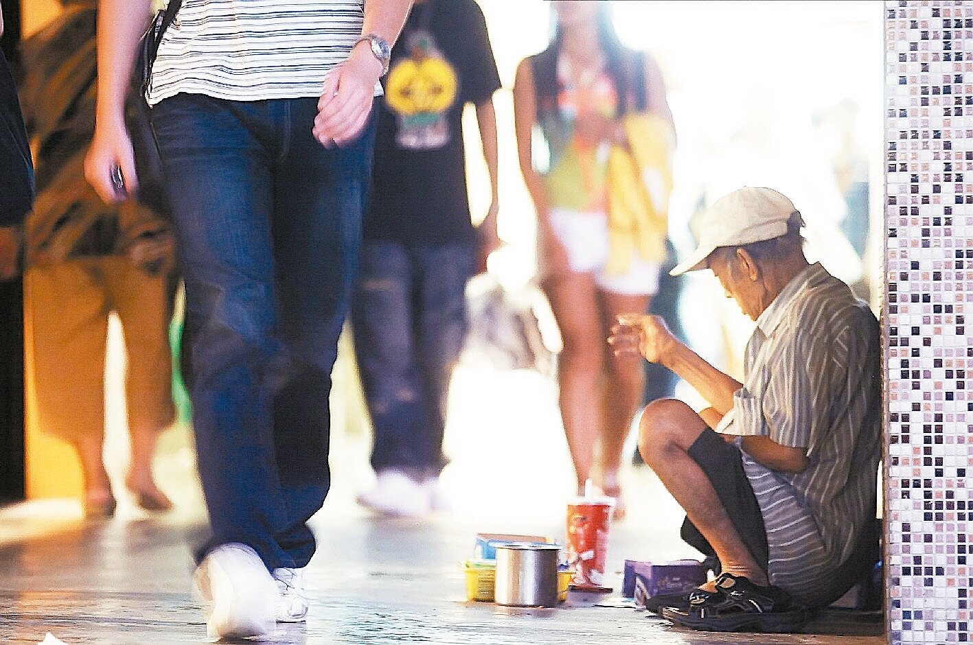 根據主計總處調查，今年5月全體受僱就業者914.6萬人，較去年10月減少3.6萬人。圖／聯合報系資料照片 