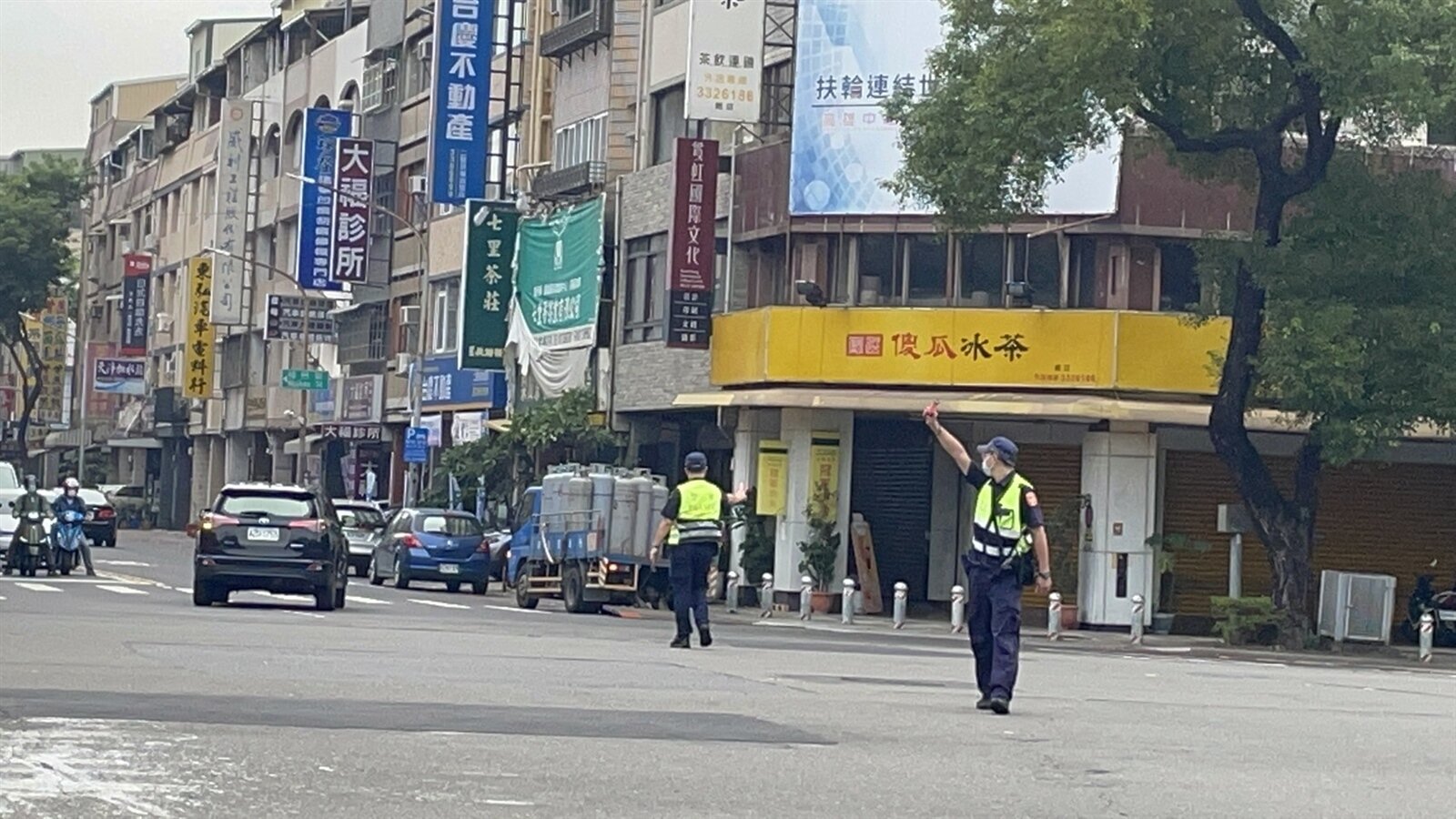 高雄市民權路為重要幹線,民權與二聖路口號誌燈不亮,警察立即站崗紓解交通。記者徐如宜/攝影