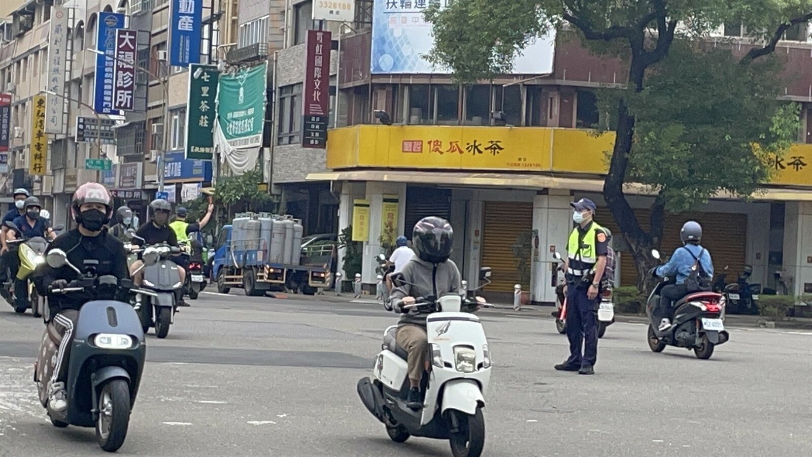 高雄市民權路為重要幹線,民權與二聖路口號誌燈不亮,警察立即站崗紓解交通。記者徐如宜/攝影