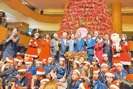 
晶華酒店集團董事長潘思亮（後排中）昨日主持耶誕樹點燈儀式，點亮位於酒店中庭、樓高三層的繽紛耶誕樹。（黃琮淵攝）
