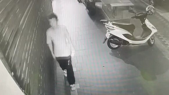 監視器拍下,黃男手拿裝有汽油的鋁箔飲料包裝、打火機,鬼祟徘徊在新北市新莊區幸福路一處騎樓,不久便竄出火煙。記者曾伯愷/翻攝