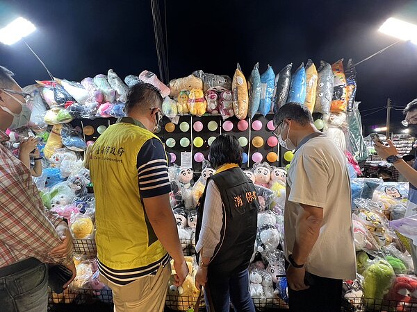 保障消費者權益,南市府晩上稽查花園夜市。圖/市場處提供