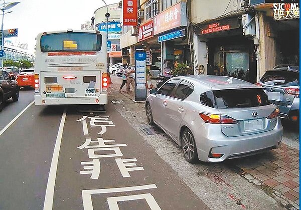 高雄今年至10月公車站違停數高達9241件,造成公車不好進站,反而占據到慢車道,危及行人、機車族安全。圖/翻攝照片