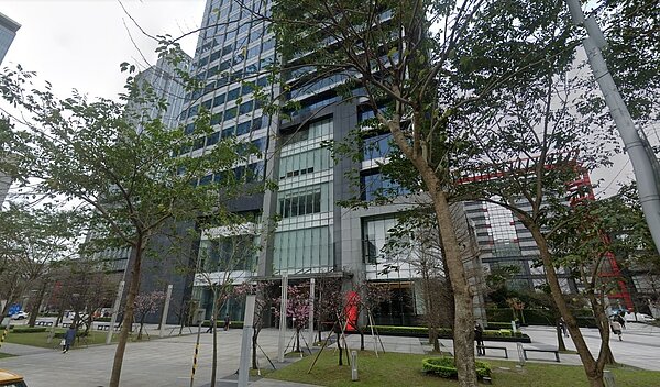 實價登錄顯示,「華新麗華大樓」10月10樓戶月租26萬元、每坪租金達到4,095元。圖/取自google maps