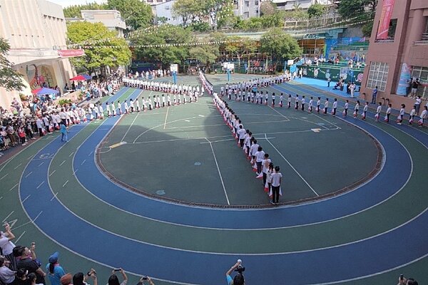 「創新念舊」是景興國小的治校願景，校慶除了體育競賽，還有各項團體的精彩演出，年年令人耳目一新，展現熱情活力的景興精神。圖／永慶房產提供