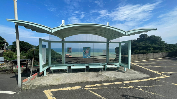 改造後的瑞芳區水湳洞遊客中心站海鷗候車亭。圖/心北市交通局提供