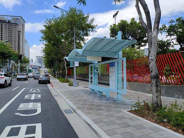 改造後的板橋中山國中(縣民大道)站海鷗候車亭。圖/新北市交通局提供