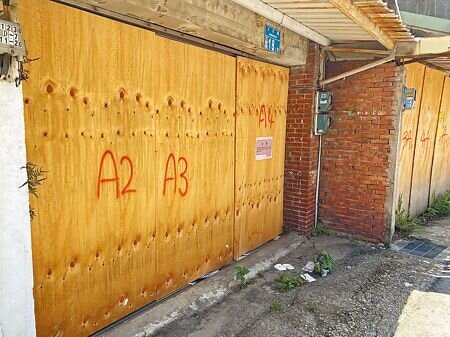 針對桃園航空城徵收戶房屋稅繳納疑義,桃市府地稅局納保官協調處理,目前已解決逾9成案件,僅少數個案仍在複估中。圖為示意圖,徵收範圍內民眾陸續搬離,許多民宅已點交封板。(蔡明攝)