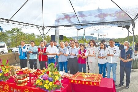 
頭份大橋完成修繕通車，苗栗縣長徐耀昌主持峻工通車。（謝明俊攝）
