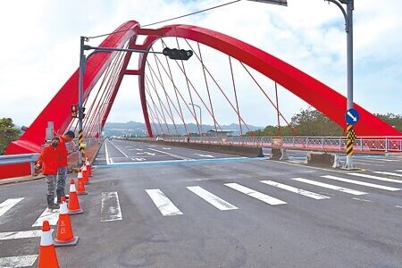 
頭份大橋完成鋼構及吊索更換等修繕工程，25日全面恢復通車。（謝明俊攝）
