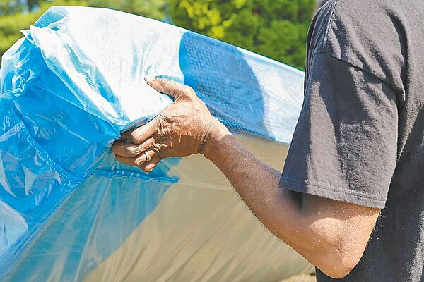 大型廢棄物無法任意處置,建議透過專業回收清運業者,由專人到府處理省下麻煩。(信義居家提供)