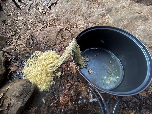 一名網友第一次野外煮東西來吃,結果太開心腳太長,整鍋被一腳踢翻。 圖擷自肉腳登山隊