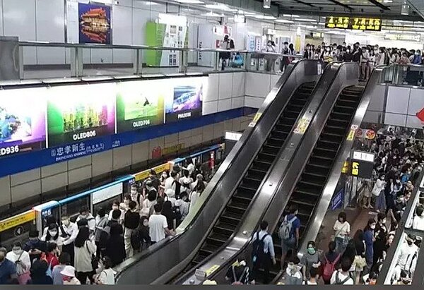 台北捷運板南線忠孝新生站車門因旅客雨傘卡住無法關閉;照片為捷運忠孝新生站。圖/聯合報系資料照