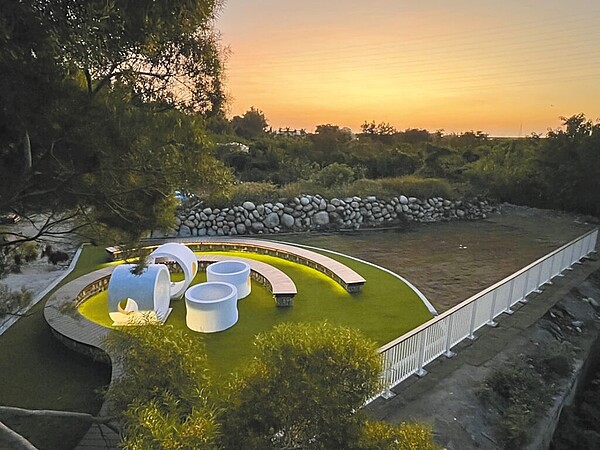 「葫蘆墩圳舊進水口」環境煥然一新,圖為相思木休憩區。 (台中市觀旅局提供/陳淑娥台中傳真)