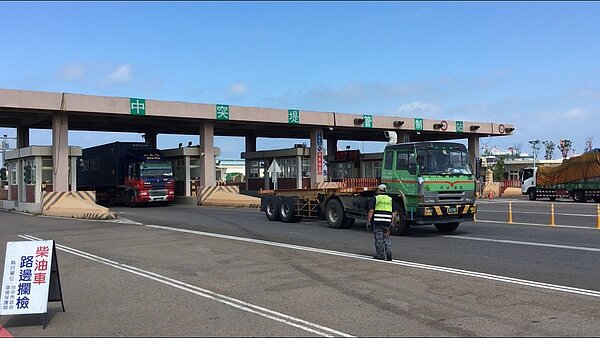 台中港已公告為空氣品質維護區,管制措施明年9月23日起上路。圖/台中市環保局提供