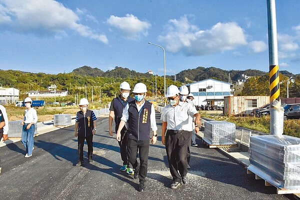 了解台中市潭子聚興產業園區開發作業進程,經發局長張峯源日前視察施工進度。(台中市經發局提供/林欣儀台中傳真)