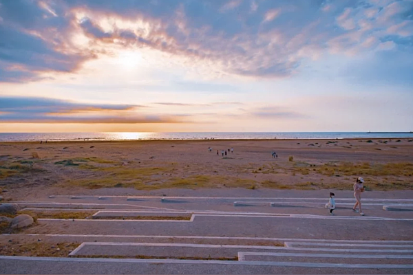 新竹市幸福沙灣透過「17公里沿線景觀改善計畫環境再生工程」,再現全新風貌。圖/市府提供