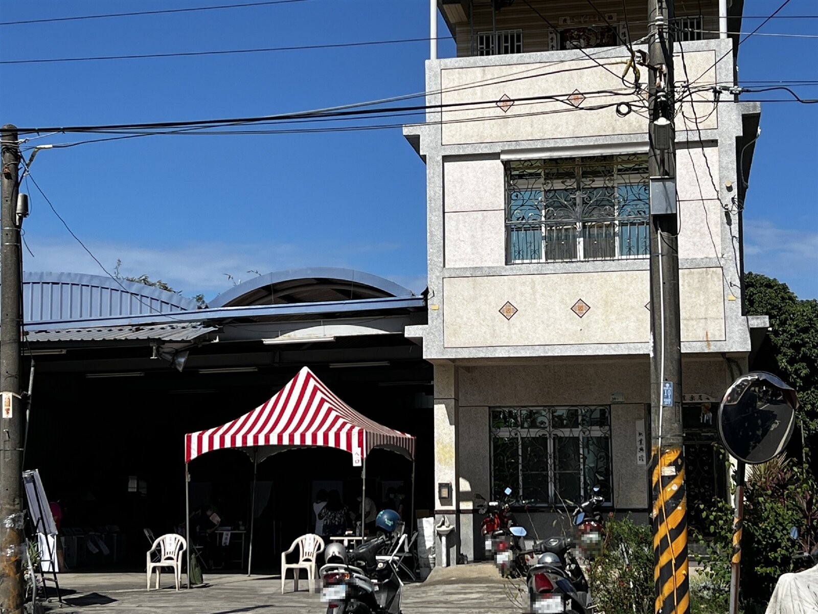 屏東市和興里投開票所是全縣唯一設在民宅的投開票所，透天民宅旁鐵皮屋設置票匭，實現民主價值。記者魏斌／攝影 