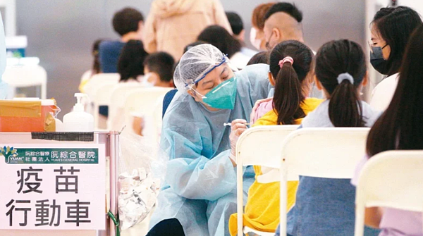 指揮中心指出,12月起將陸續安排12至17歲及6至11歲孩童校園接種BA.5次世代雙價疫苗。聯合報資料照片