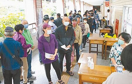 九合一大選投票26日登場,許多民眾在投票所外排隊等候,準備投下自己神聖的一票。(趙雙傑攝)