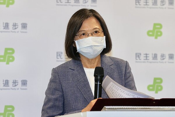 身兼民進黨主席的蔡英文總統晚上在中央黨部召開「2022年地方選舉結果」記者會發表談話,表示即刻辭去黨主席一職。記者林伯東/攝影