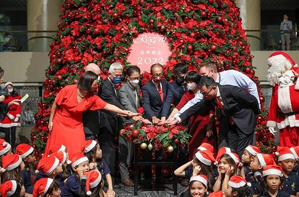 全台室內最高耶誕樹點燈,晶華攜手日韓觀光旅遊業者點亮希望與祝福。圖/晶華酒店提供