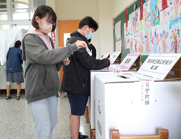 26日投票時,雖可見年輕選民針對首次憲法修正案「18歲公民權」公民複決投票,可惜最後仍未過關。(鄭任南攝)