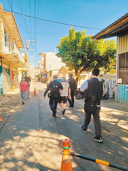 九合一大選併修憲複決26日投開票,高雄嚴姓男子上午前往大社投票時,因看不懂公投內容又質疑現場人員不理他,進而情緒失控撕毀公投票,選務人員發現後立即處理,並由警方帶回偵辦。(高市仁武警分局提供)