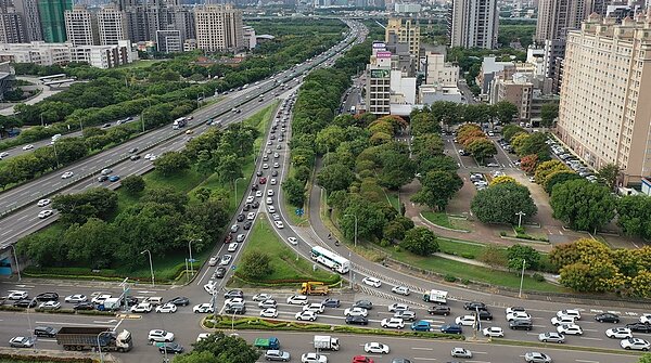 為緩解竹北交流道車潮,23處路口智慧交控系統將於11月29日啟用。圖/新竹縣政府提供