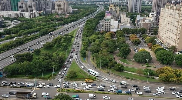 竹北交流道上班尖峰時刻塞車情況空拍。圖／竹縣府提供
