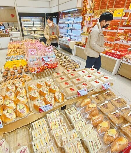 農曆春節民眾常當伴手禮的平價糕餅、蛋糕醞釀漲價，漲幅甚至可達到1成。（本報資料照片）