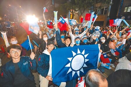 九合一大選揭曉，國民黨拿下全國共367席議員席次，民進黨獲277席、無黨227席。圖為國民黨陣營支持者在選戰中大喊加油。（本報資料照片）