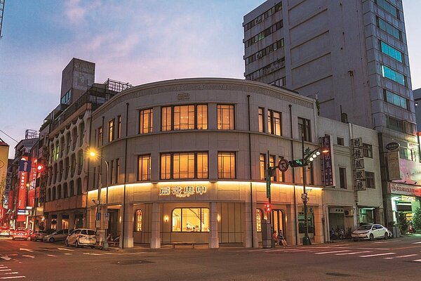 搭「台灣好行-台中時尚城中城線」走訪台中百年書局。圖／台中市觀旅局提供