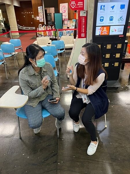 交通局持續推廣停車費及停車月票電子支付，並以一對一教學讓民眾更快掌握相關資訊。圖／台中市交通局提供