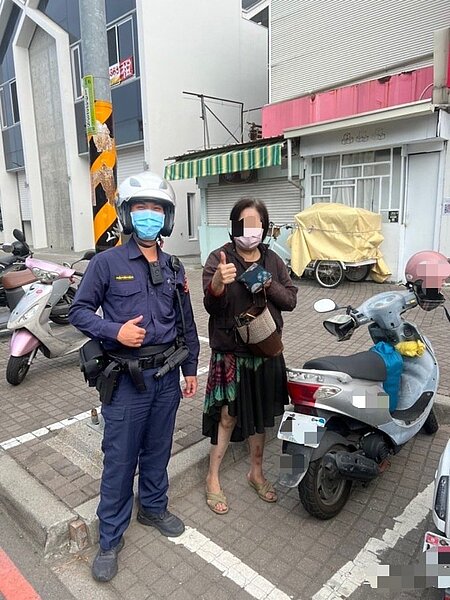 70歲柳姓老太太記錯停放機車位置,台南市警二分局海安派出所警員3分鐘迅速找回。記者黃宣翰/翻攝