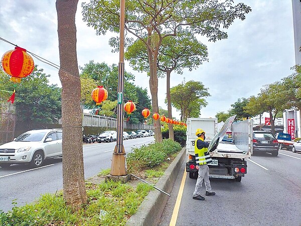 九合一選舉落幕,桃園市環保局昨天加派人力速拆4萬件競選廣告物,恢復市容整潔。(桃園市環保局提供/陳夢茹桃園傳真)