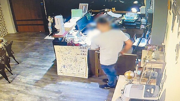 監視器拍下陳姓慣竊在民宿櫃台偷現金的身影。(讀者提供/程炳璋台南傳真)