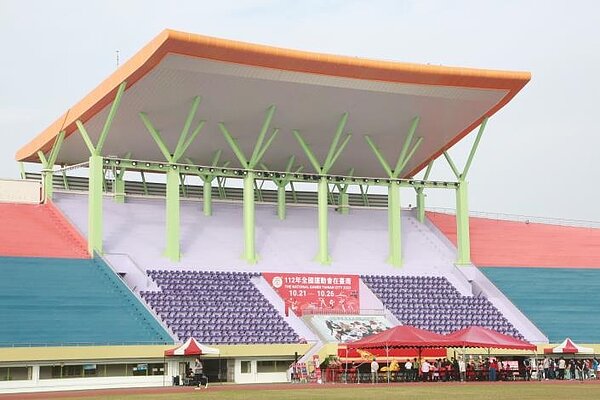台南新營田徑場看台屋頂竣工。圖/台南市政府提供