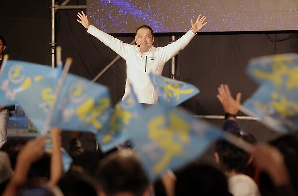 國民黨新北市市長候選人侯友宜,大贏民進黨候選人林佳龍超過40萬票,上台致辭感謝選民支持。記者林俊良/攝影