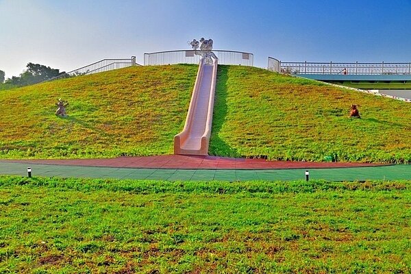 中市水利局利用南區福田水資源中心空間資源,打造15米高滑梯等設施,打破民眾對水資中心刻板印象。圖/台中市政府提供