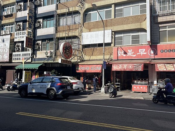 高市小港區漢民路28日上午9點傳出早餐店發生砍人案，陳姓男子疑和人有債務糾紛，遭人持刀砍傷雙腳，凶嫌逃逸，警方追緝中。記者石秀華／翻攝