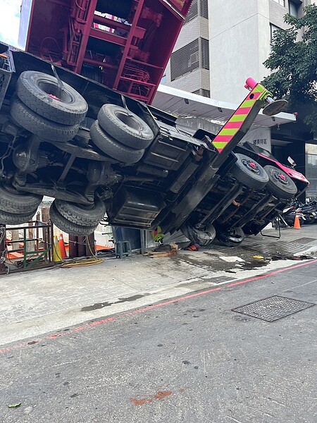 台中市西區五權西路一段的工地，今天中午傳出吊車翻覆意外，警方到場交管。圖／讀者提供