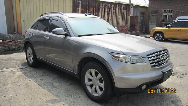 彰化行政執行署訂12月6日上午10時,在花壇鄉彰化分署車輛保管場拍賣兩輛進口車,其中一輛是INFINITI FX50進口休旅車。圖/行政執行署彰化分署提供