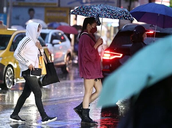 明天午夜前後、東北季風挾冷空氣南下,北、東轉雨,氣溫遽降;周三、周四冷空氣籠罩,北部、東半部有局部雨,北台灣濕冷,注意保暖。圖/聯合報
