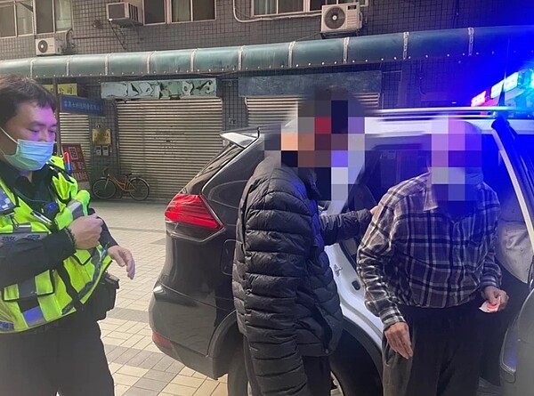 台中市七旬陳姓老翁22日迷途被民眾通報,警方協助陳翁返家。圖/第四警分局提供