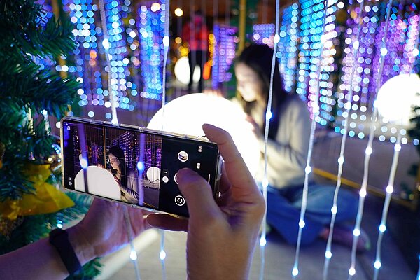 借用白色燈球的光源與垂落的燈條，就能拍出相當有風格的美照。圖／新北市觀光局提供