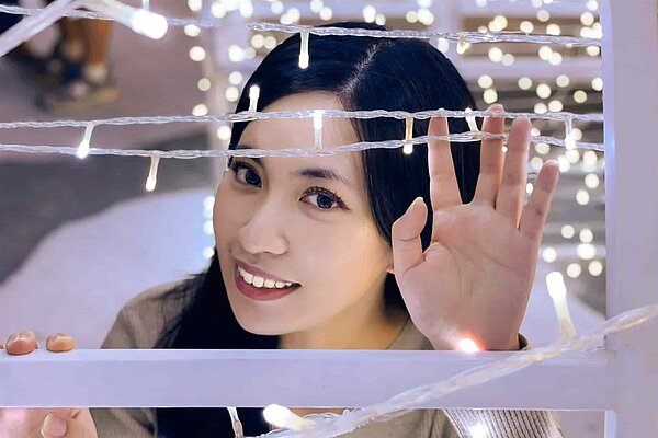 運用燈飾與鋼架之間的縫隙，就算人多也不怕！圖／新北市觀光局提供