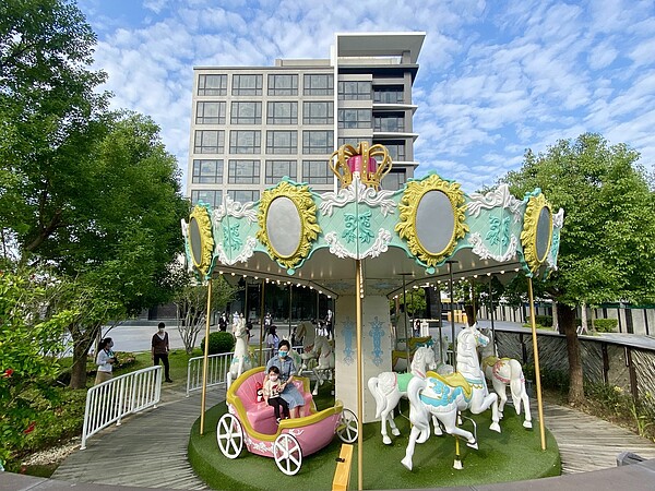 嘉義新悦花園酒店擁有旋轉木馬及幸福小火車，非常適合全家大小體驗。記者宋健生／攝影 