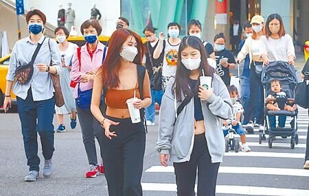 11月消費者信心指數(CCI)連續3個月下滑,指數降至60點,創金融海嘯(2009年10月)以來新低,學者憂心「消費信心還沒落底」。(陳君瑋攝)