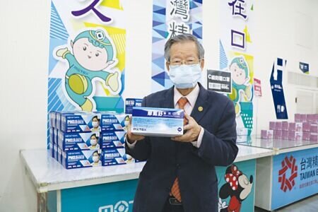 華新醫材集團董事長鄭永柱,手持華新醫材的摩戴舒(Motex)品牌口罩。圖∕劉朱松